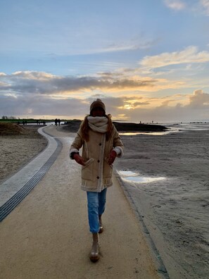 Nära stranden, solstolar och strandhanddukar