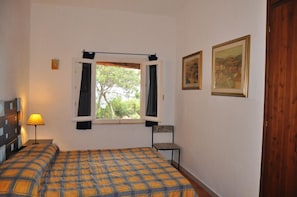 3 chambres, fer et planche à repasser