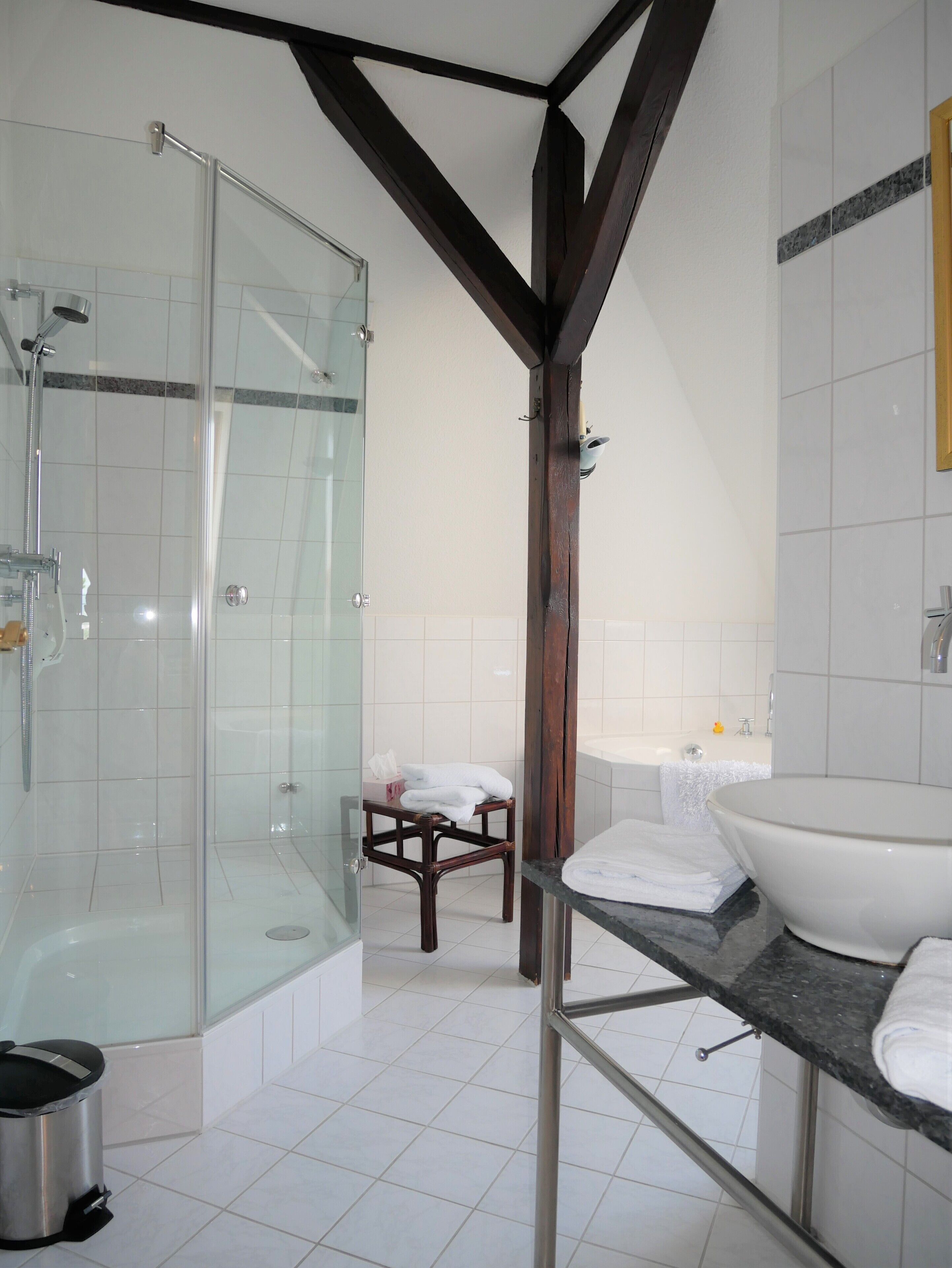 Badewanne, Haartrockner, Handtücher, Seife