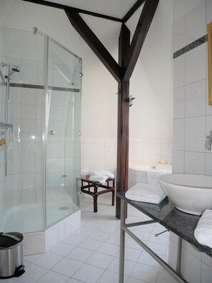 Bathtub, hair dryer, towels, soap - Apartment with flair in the south of Dresden (Plauen)