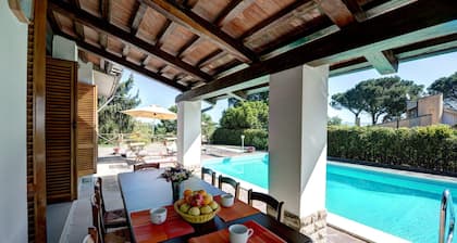 Private villa near Certaldo and San Gimignano with swimming pool and large garden.