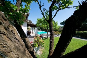 Property grounds - Private villa near Certaldo and San Gimignano with swimming pool and large garden. (Badia A Cerreto)