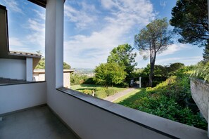 Property grounds - Private villa near Certaldo and San Gimignano with swimming pool and large garden. (Badia A Cerreto)