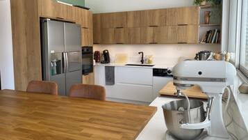 Réfrigérateur, micro-ondes, four, plaque de cuisson