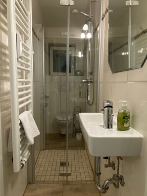 Combined shower/bathtub, hair dryer, towels, soap