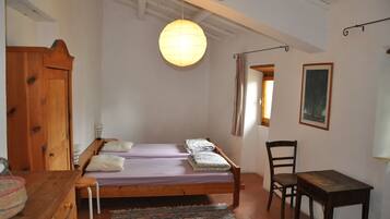 6 makuuhuonetta, vauvan matkasänky, vuodevaatteet