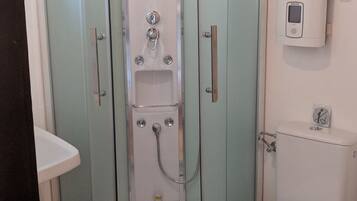 Dusche, Haartrockner, Handtücher, Seife