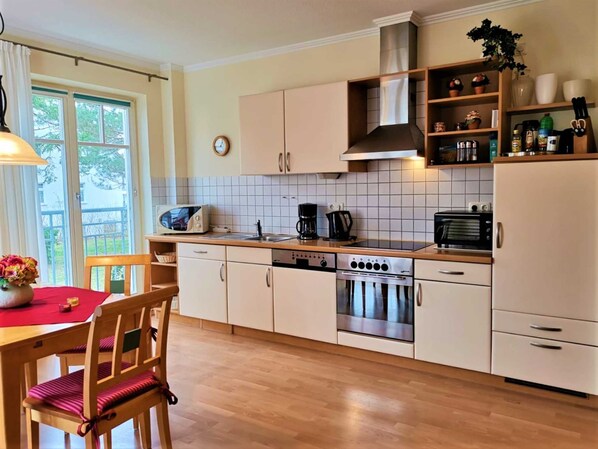 Køleskab, mikrobølgeovn, opvaskemaskine