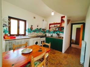 Fridge, oven, stovetop, coffee/tea maker - Beautiful Country House - Amazing View - Near Perugia (Castellleone (Deruta))