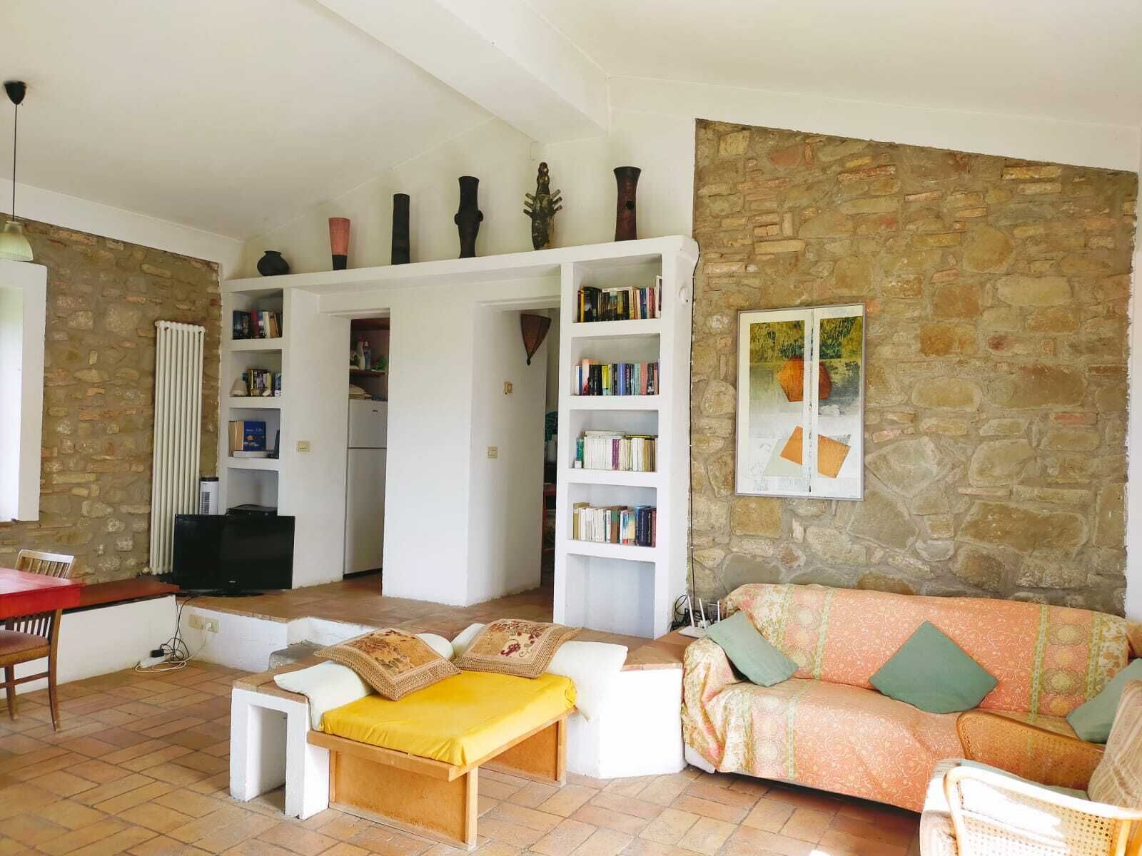 Fernseher, Kamin, DVD-Player, Bücher