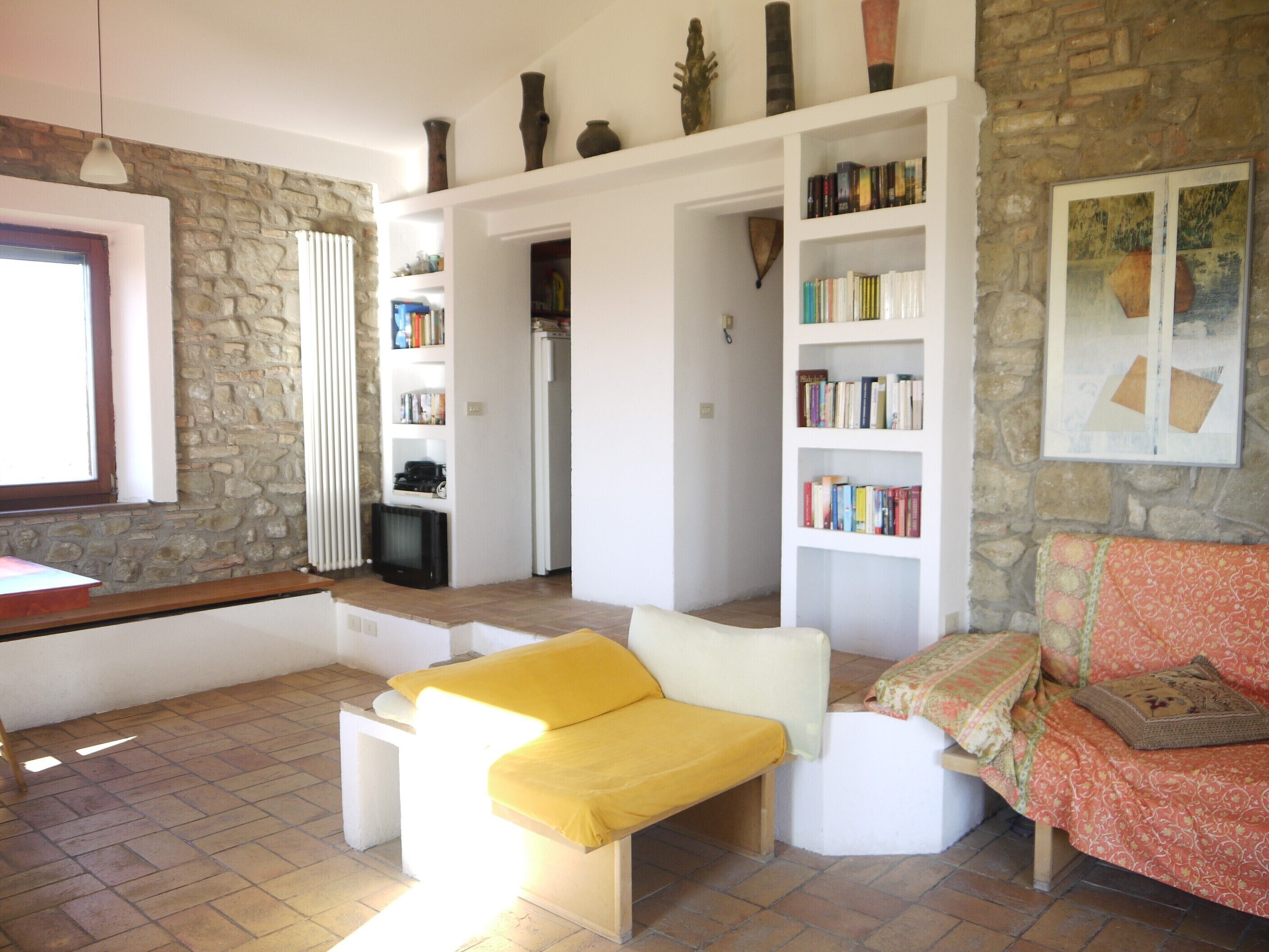 Fernseher, Kamin, DVD-Player, Bücher