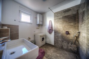 Dusche, Haartrockner, Bidet, Handtücher