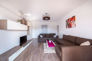 TV, DVD player, foosball, stereo - Large family apartment with private pool (Pula)