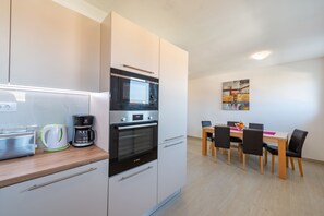 Fridge, microwave, oven, stovetop - Large family apartment with private pool (Pula)