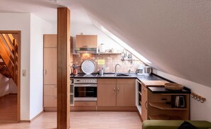 Kylskåp, ugn, kaffe- och tebryggare och vattenkokare