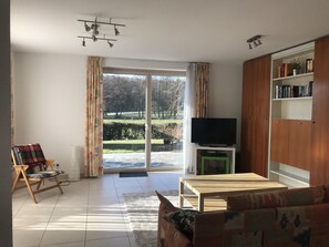 Fernseher, DVD-Player, Bücher