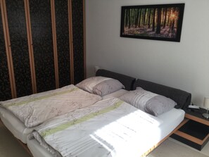 1 bedroom, iron/ironing board, WiFi, bed sheets - Modern, quiet apartment in the countryside - in 30 minutes by train to Messe Frankfurt (Friedrichsdorf)