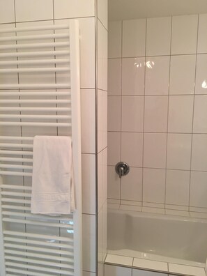 Bathtub, hair dryer, towels - Modern, quiet apartment in the countryside - in 30 minutes by train to Messe Frankfurt (Friedrichsdorf)
