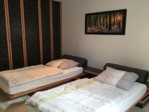 1 bedroom, iron/ironing board, WiFi, bed sheets - Modern, quiet apartment in the countryside - in 30 minutes by train to Messe Frankfurt (Friedrichsdorf)
