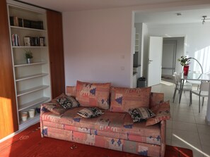 TV, DVD player, books - Modern, quiet apartment in the countryside - in 30 minutes by train to Messe Frankfurt (Friedrichsdorf)