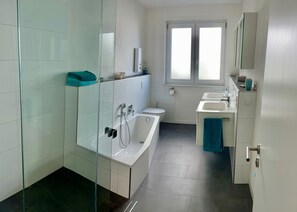 Baignoire, sèche-cheveux, serviettes fournies, savon