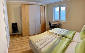 Makuuhuoneessa on sänky, työpöytä, tuoli ja vaatekaappi.