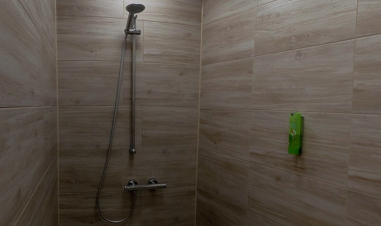 淋浴设施、吹风机、坐浴桶、毛巾