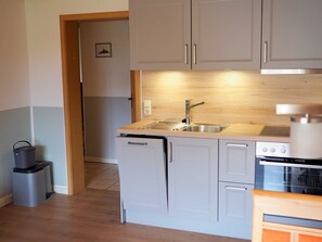 Kühlschrank, Mikrowelle, Ofen, Geschirrspüler