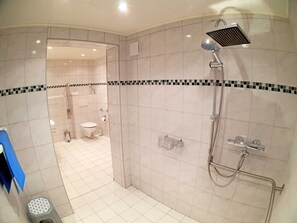 Shower, hair dryer, towels, soap - Apartment "Schwansen" - Apartments on the holiday farm Jochimsen (Kappeln)