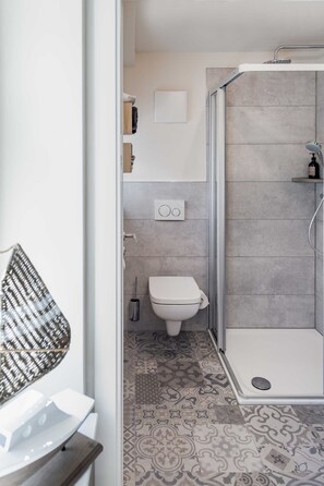 Dusche, Haartrockner, Handtücher