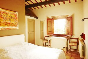 3 bedrooms, desk, iron/ironing board, travel crib