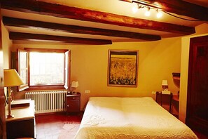 3 bedrooms, desk, iron/ironing board, travel cot
