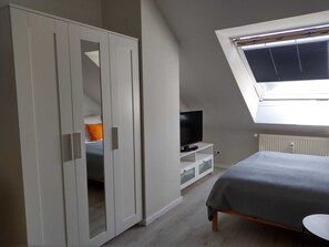 3 bedrooms, travel crib