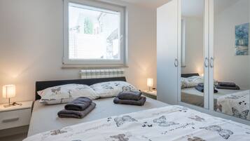 5 sovrum, vÀrdeförvaringsskÄp pÄ rummet och skrivbord