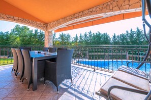 Outdoor dining - Discover the tranquillity of the secluded Villa Flora (Marčana)