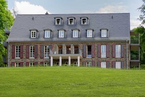 A large stone building with multiple windows and a covered porch. - Apartment 1 - Edersee time out (Edertal)