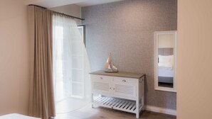 A hotel room with a bed, a white dresser with drawers, a mirror, and a window with curtains. - Apartment 1 - Edersee time out (Edertal)