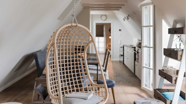 A cozy room with a hanging chair, a cushioned stool, and a wooden bench. - Apartment 10 - Edersee time out (Edertal)