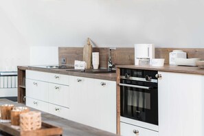 Kühlschrank, Mikrowelle, Ofen, Geschirrspüler