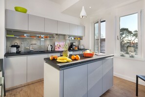 Kühlschrank, Mikrowelle, Ofen, Geschirrspüler