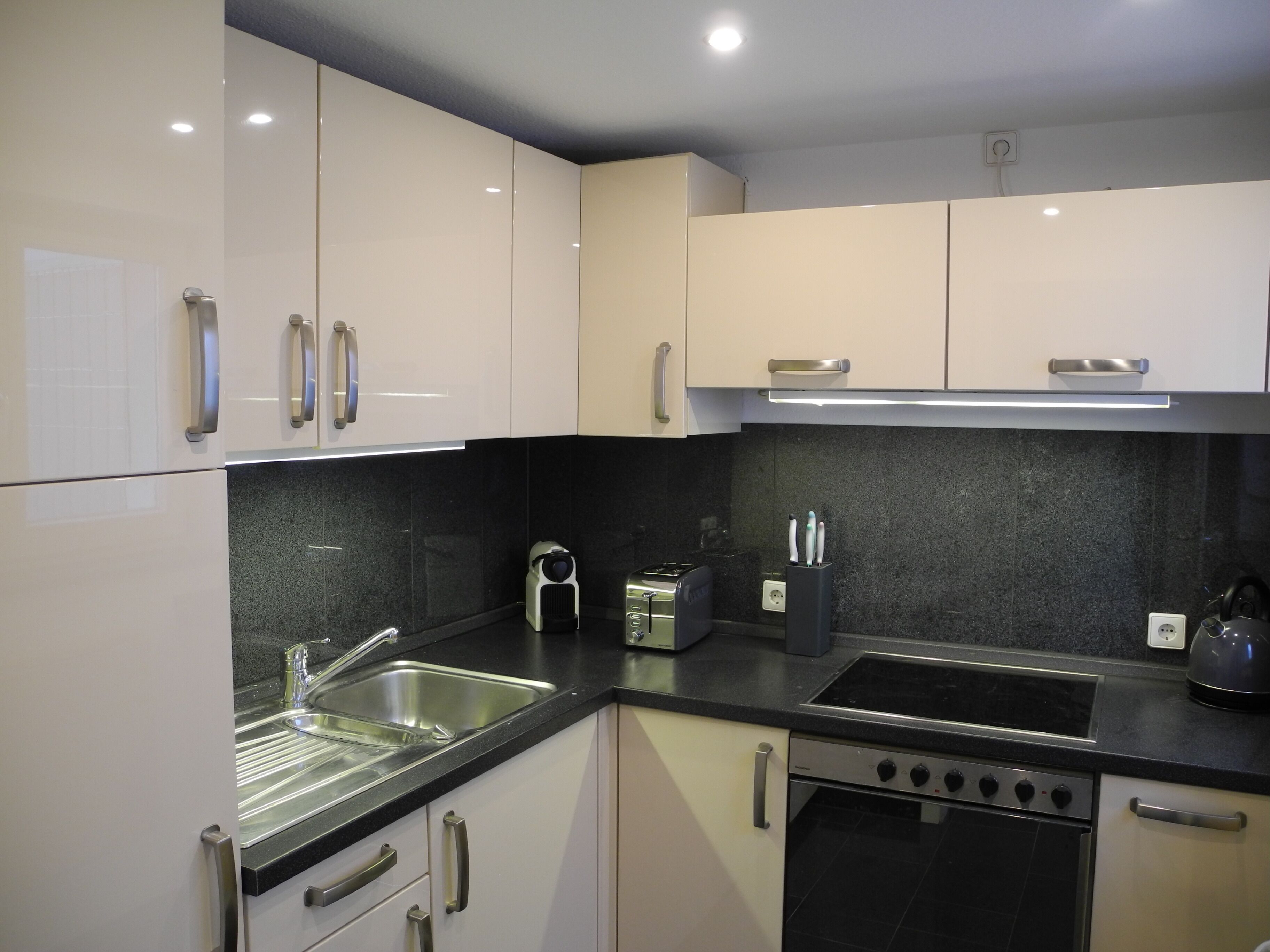 Frigorífico, horno, placa de cocina y cafetera o tetera