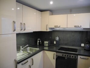 Fridge, oven, stovetop, coffee/tea maker