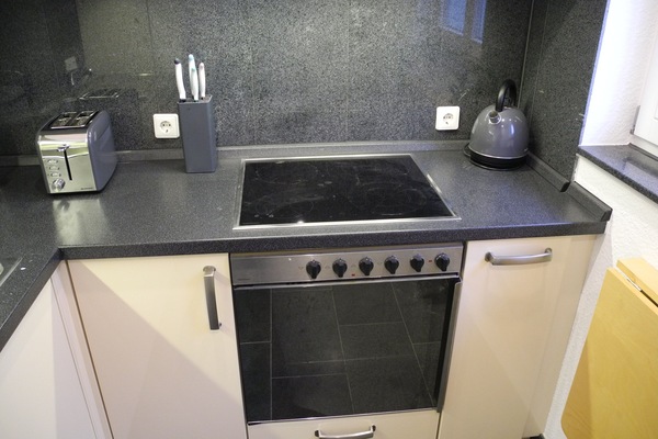 Fridge, oven, stovetop, coffee/tea maker