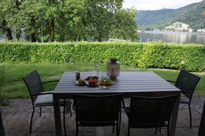 Schattiger Platz auf der überdachten Terrasse 