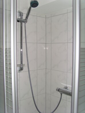 Ducha y bañera combinadas, secador de pelo, toallas y papel higiénico
