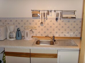 Frigorífico, microondas, placa de cocina y lavavajillas
