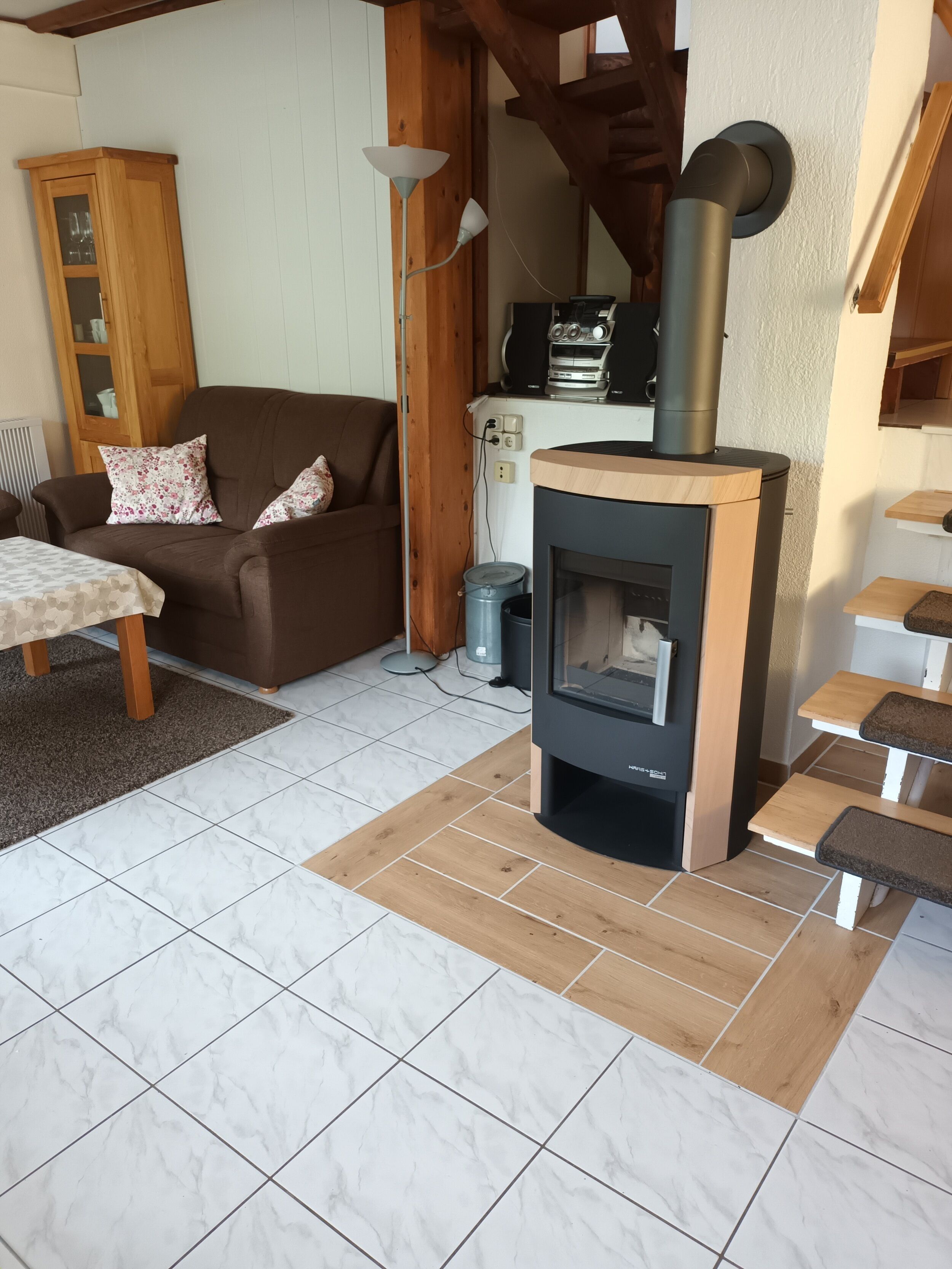 Fernseher, Kamin, Bücher, Stereoanlage