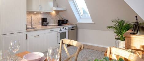 Jääkaappi, mikroaaltouuni, uuni, liesi