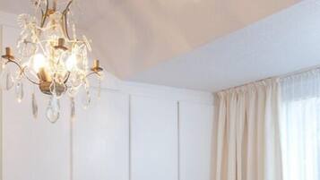 1 habitación, tabla de planchar con plancha, wifi gratis y ropa de cama