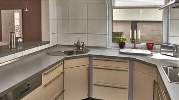 Kühlschrank, Mikrowelle, Ofen, Herdplatte